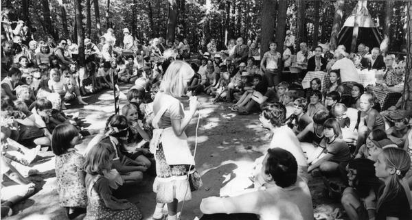 August 1979: Kinder stellen ein unterhaltsames Programm für ihren Besuch zusammen. Senioren der katholischen Kirchengemeinde Peter und Paul aus Heilbronn hören gespannt zu. August 1979: Kinder stellen ein unterhaltsames Programm für ihren Besuch zusammen. Senioren der katholischen Kirchengemeinde Peter und Paul aus Heilbronn hören gespannt zu.