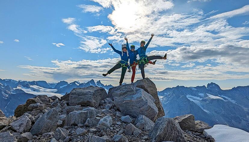 Mit zwei Kletterkameradinnen feiert die Untereisesheimerin &minus; hier mit Eisb&auml;renm&uuml;tze &minus; die Ankunft nach der Erstbegehung von "Discofox".