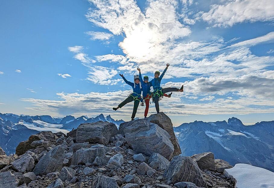Mit zwei Kletterkameradinnen feiert die Untereisesheimerin &minus; hier mit Eisb&auml;renm&uuml;tze &minus; die Ankunft nach der Erstbegehung von "Discofox".