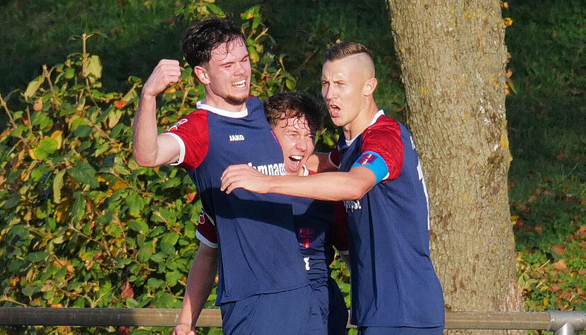 Die beiden Hollenbacher Torsch&uuml;tzen Niklas D&ouml;rr (links) und Luke Knapp jubneln mit Kapit&auml;n Sebastian Schiek (rechts).
Foto: Marc Schmerbeck