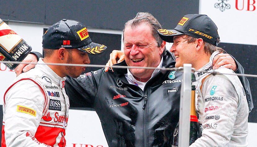 Champagner-Dusche 2012: Norbert Haug (Mitte) jubelt mit McLaren-Pilot Lewis Hamilton (links) und Mercedes-Fahrer Nico Rosberg in China. Champagner-Dusche 2012: Norbert Haug (Mitte) jubelt mit McLaren-Pilot Lewis Hamilton (links) und Mercedes-Fahrer Nico Rosberg in China.