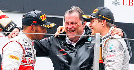 Champagner-Dusche 2012: Norbert Haug (Mitte) jubelt mit McLaren-Pilot Lewis Hamilton (links) und Mercedes-Fahrer Nico Rosberg.