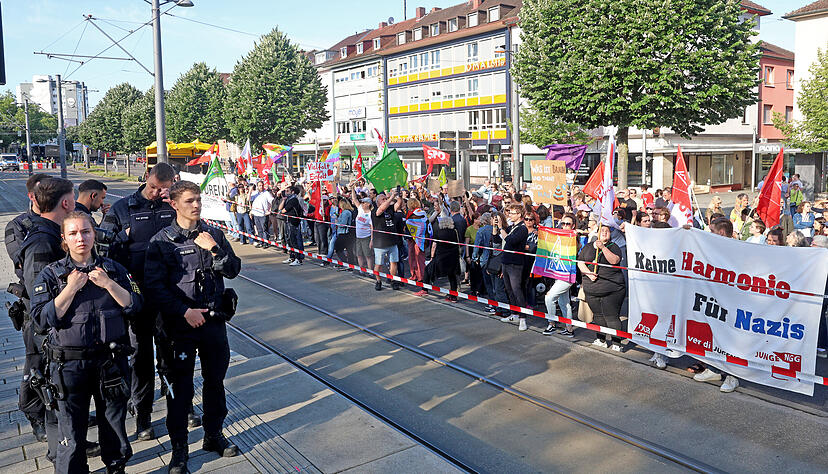 Die Polizei war bereits bei der Anti-AfD-Demo im vergangenen Sommer vor Ort, um die Sicherheit der Teilnehmer, Zuschauer und Politiker zu gew&auml;hrleisten.