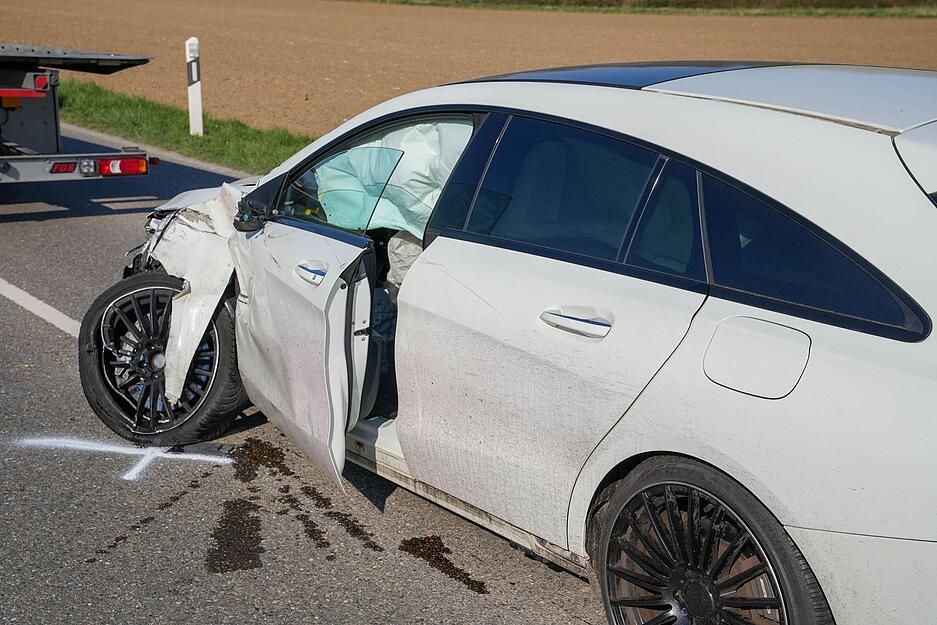 Der Airbag des Mercedes hat ausgel&ouml;st &ndash; der Autofahrer ist leicht verletzt worden.