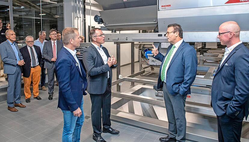 Die Gebr&uuml;der Willy feiern im Juli die Einweihung ihrer neuen Weinkellerei zusammen mit Minister Peter Hauk (2.v.r.) und zahlreichen Ehreng&auml;sten.
Foto: Archiv/Berger