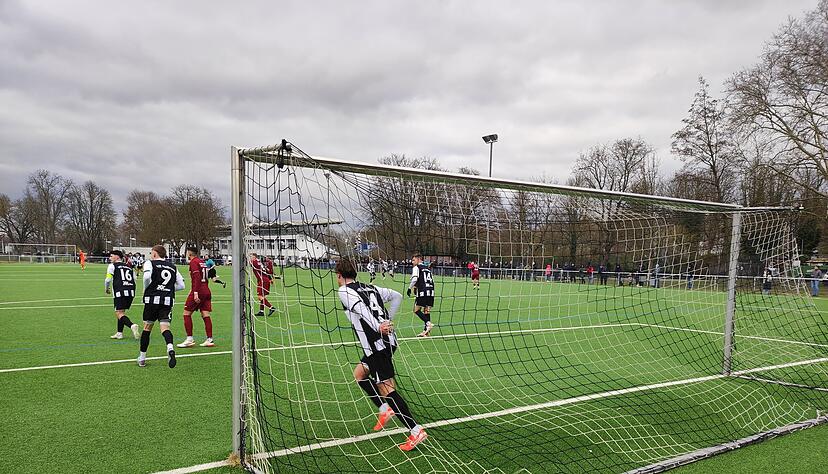 Obwohl der VfR Heilbronn gegen die Sport-Union Neckarsulm wesentlich mehr Chancen hat, landen nur VfR-Spieler hinter der gegnerischen Torlinie. Obwohl der VfR Heilbronn gegen die Sport-Union Neckarsulm wesentlich mehr Chancen hat, landen nur VfR-Spieler hinter der gegnerischen Torlinie.