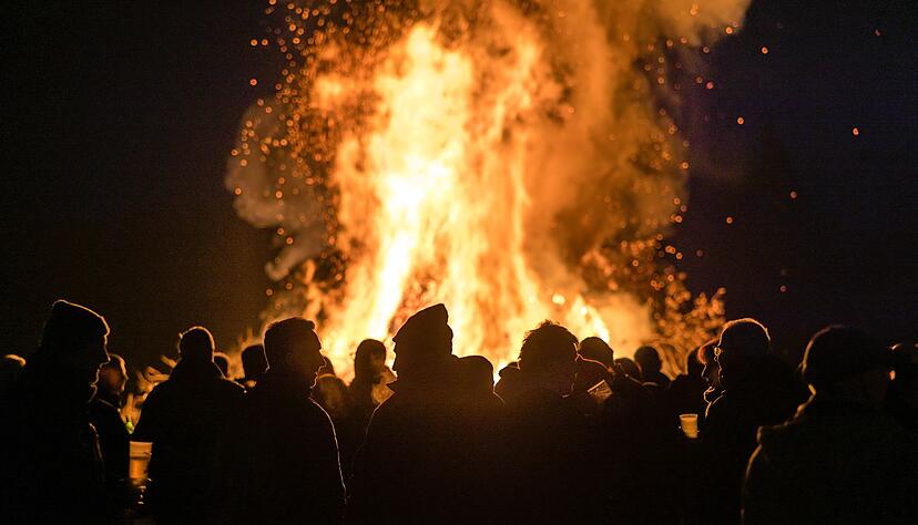 Genügend Abstand halten: Mindestens 50 Meter Abstand zu Gebäuden und Bäumen sowie 100 Meter zu Straßen sorgen für mehr Sicherheit. Genügend Abstand halten: Mindestens 50 Meter Abstand zu Gebäuden und Bäumen sowie 100 Meter zu Straßen sorgen für mehr Sicherheit.