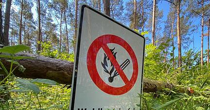 Mit der ersten Hitzewelle des Jahres in Deutschland steigt die Gefahr von Waldbränden weiter an.