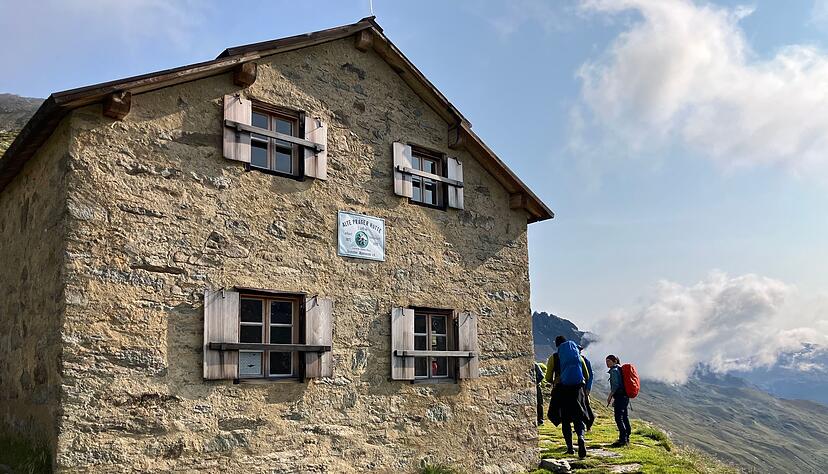 Früher ging der Gletscher direkt an der alten Prager Hütte vorbei, heute weiden in der Region Schafe. Früher ging der Gletscher direkt an der alten Prager Hütte vorbei, heute weiden in der Region Schafe.