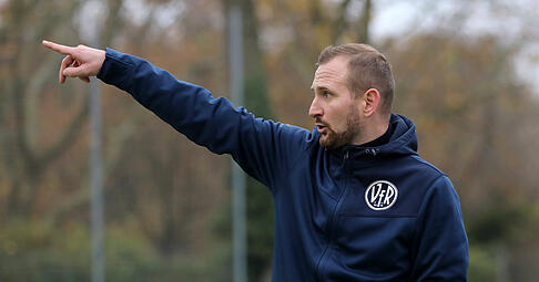 Trainer Manuel Fischer gibt f&uuml;r den VfR Heilbronn das R&uuml;ckrundenziel bekannt.