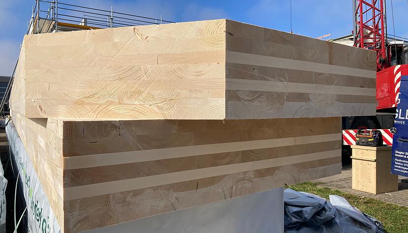 Holzkonstruktion: Diese mehrlagigen Binder zeigen, wie massiv die tragenden Elemente ausgef&uuml;hrt sind.