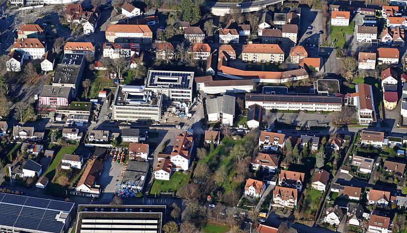 Für rund 40 Millionen Euro wird das Hohenlohe-Gymnasium zum modernen Bildungscampus: ein Großprojekt im Haushaltsplan.
Foto: Rolf Mugele Für rund 40 Millionen Euro wird das Hohenlohe-Gymnasium zum modernen Bildungscampus: ein Großprojekt im Haushaltsplan.
Foto: Rolf Mugele