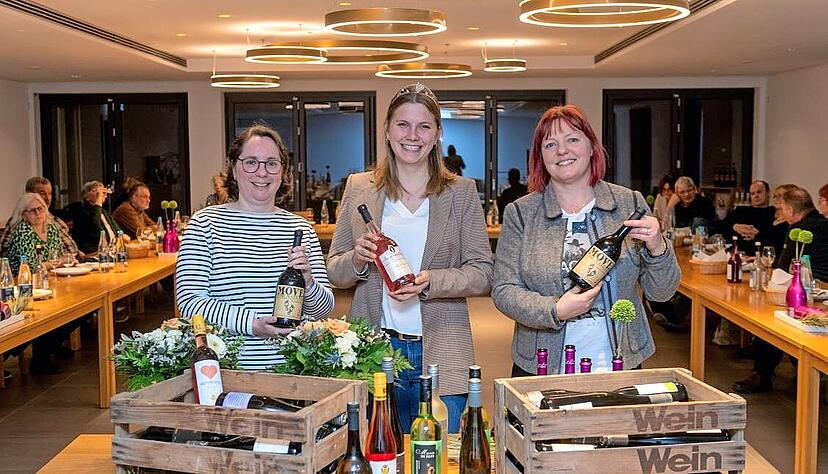 Weinprinzessin Jule Mayr (Mitte) mit den Wein-Quiz-Hauptgewinnerinnen Sarah Fichter (links) und Tanja Rosa im Saal der Heuchelberg Weingärtner.
Foto: Mario Berger Weinprinzessin Jule Mayr (Mitte) mit den Wein-Quiz-Hauptgewinnerinnen Sarah Fichter (links) und Tanja Rosa im Saal der Heuchelberg Weingärtner.
Foto: Mario Berger