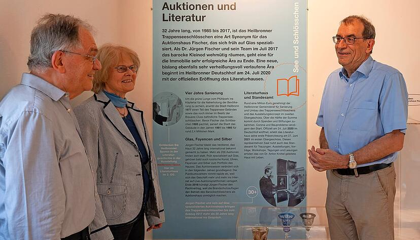 Das Literaturhaus im Trappenschloss: Zum Ende der Ausstellung „Geschichte(n) vom Trappensee“ gibt Peter Wanner (r.) Auskunft. Das Literaturhaus im Trappenschloss: Zum Ende der Ausstellung „Geschichte(n) vom Trappensee“ gibt Peter Wanner (r.) Auskunft.
