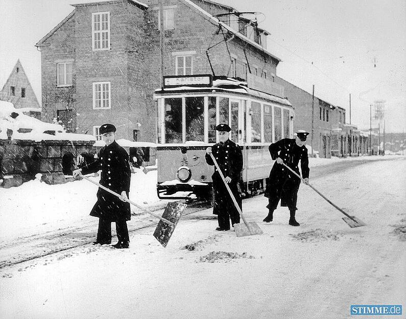 Schaffner schippen Schnee f&uuml;r freie Fahrt der Stra&szlig;enbahn: Spatzenschaukel in der Heilbronner Oststadt 1951.