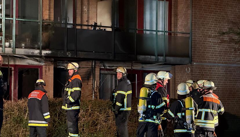 Bei dem Brand in einer Hamburger Seniorenwohnanlage kam für einen Mann jede Hilfe zu spät. Bei dem Brand in einer Hamburger Seniorenwohnanlage kam für einen Mann jede Hilfe zu spät.