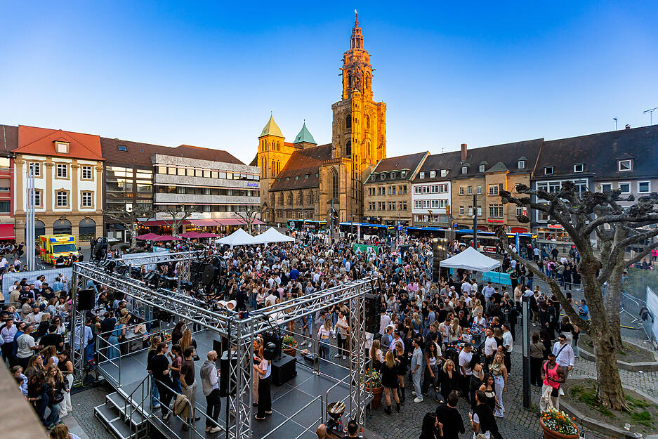 Auf dem Marktplatz ist einiges los.