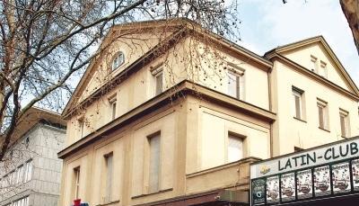 An der Allee ist der Lack ab. Allein das Haus mit der Nummer 18 vermittelt heute noch eine Ahnung vom Glanz früherer Tage. Bauherr Ludwig Hauck und Architekt Adolf Braunwald zählten zu den herausragenden Köpfen dieser Stadt.Foto: Ulrike Kugler
