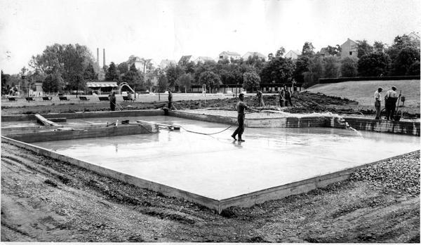 1961 - Wegen des ständigen Regens muss der Neuanstrich des großen Beckens verschoben werden, somit auch der Eröffnungstermin des Freibads Neckarhalde. Dies hat allerdings den Vorteil, dass bis dahin auch das neue Planschbecken benutzt werden kann.
