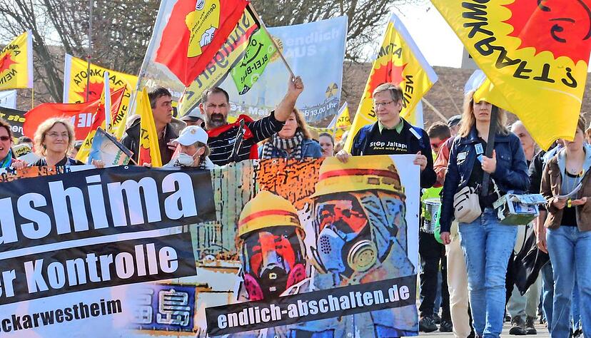 Um an die Atomkatastrophe im japanischen Fukushima zu erinnern, zogen im März 2015 hunderte Demonstranten von Kirchheim zum GKN. Der Bund der Bürgerinitiativen Mittlerer Neckar fordert: GKN II muss so schnell wie möglich vom Netz. Foto: Archiv/Sawatzki Um an die Atomkatastrophe im japanischen Fukushima zu erinnern, zogen im März 2015 hunderte Demonstranten von Kirchheim zum GKN. Der Bund der Bürgerinitiativen Mittlerer Neckar fordert: GKN II muss so schnell wie möglich vom Netz. Foto: Archiv/Sawatzki