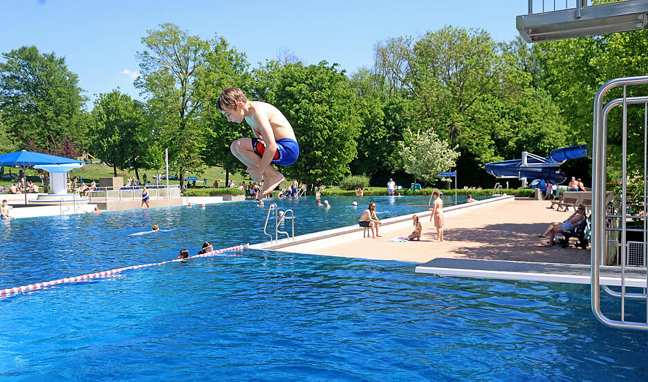 Sprung ins kühle Nass bei bestem Sommerwetter: Am 1. Mai ist das Freibad in Bad Friedrichshall in die Saison gestartet.