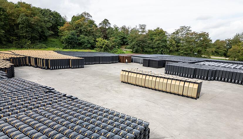 Hunderttausende Beh&auml;lter f&uuml;r Rest-, Bio- und Verpackungen waren auf dem Heilbronner Wartberg gestapelt.