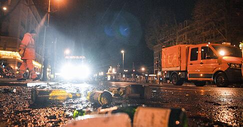 Am Morgen nach Silvester wird eine Straße gesäubert. Am Morgen nach Silvester wird eine Straße gesäubert.