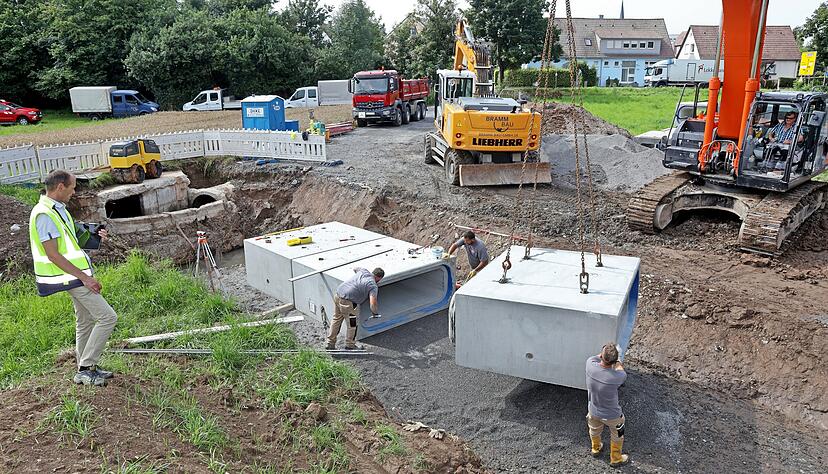 Das wird, wenn alles fertig ist, der neue Auslasskanal zum Ellbach. Links Peter Spitznagel, der die Bauprojekte des Zweckverbandes Gruppenkläranlage Sulmtal betreut.
Foto: Ralf Seidel