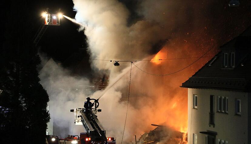 Die Feuerwehr löscht mithilfe von Drehleitern einen Wohnhausbrand in Stuttgart. Die Feuerwehr löscht mithilfe von Drehleitern einen Wohnhausbrand in Stuttgart.