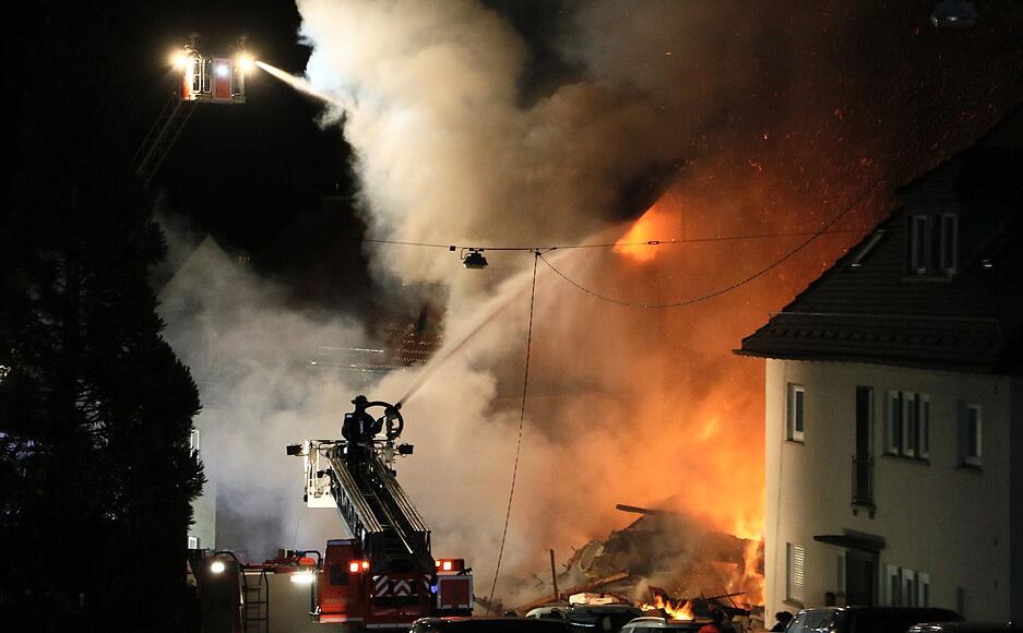 Die Feuerwehr löscht mithilfe von Drehleitern einen Wohnhausbrand in Stuttgart.