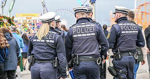 Vier Polizeibeamte gehen auf dem Stuttgarter Volksfest Cannstatter Wasen auf Patrouille. Der "Wasen" ist nach dem Münchner Oktoberfest das zweitgrößte Volksfest in Deutschland.