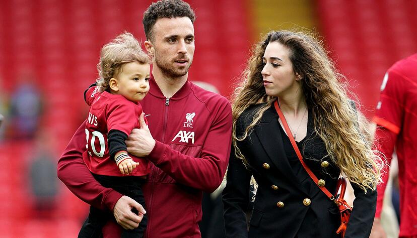 Diogo Jota und seine langjährige Partnerin Rute Cardoso im Jahr 2022 mit einem ihrer drei Kinder. Diogo Jota und seine langjährige Partnerin Rute Cardoso im Jahr 2022 mit einem ihrer drei Kinder.