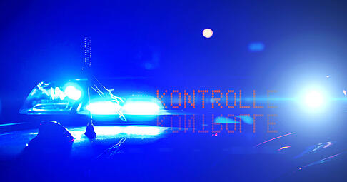 Zwei junge Autofahrer haben sich Freitagnacht ein Autorennen durch Heilbronn geliefert. Die Polizei hat die M&auml;nner mit etwa 85 km/h in der Innenstadt und beim Driften auf der Allee erwischt.&nbsp; (Symbolbild)