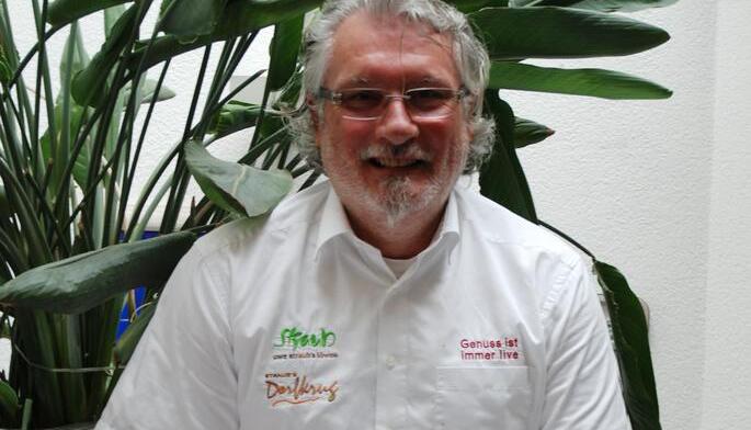 Der Leingartener Spitzenkoch Uwe Straub freut sich &uuml;ber die Tr&uuml;ffel, die er  in seinem Restaurant verarbeiten wll.