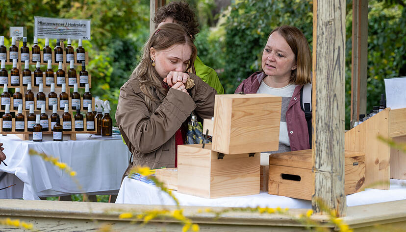 Auch Hanna und Ines Kiefer wissen den Herbstmarkt zu schätzen.