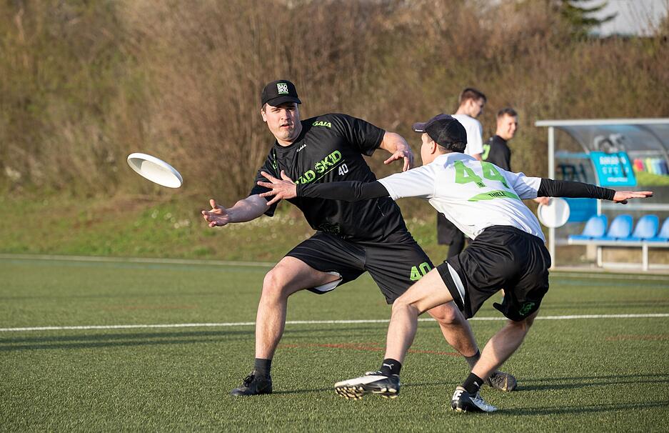 Der Besitzer der Scheibe darf sich nach dem Fangen nicht fortbewegen, sondern seine Position nur mit dem aus dem Basketball bekannten Sternschritt verändern. Der Besitzer der Scheibe darf sich nach dem Fangen nicht fortbewegen, sondern seine Position nur mit dem aus dem Basketball bekannten Sternschritt verändern.
