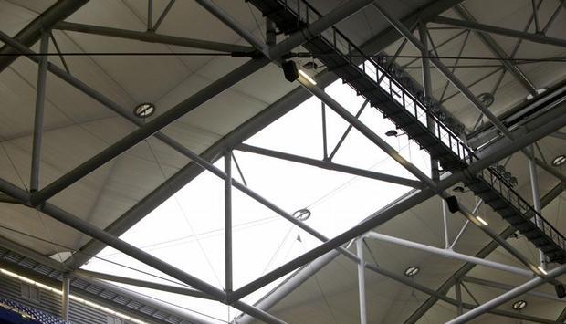 Im Dach der Veltins Arena in Gelsenkirchen klafft in Loch.