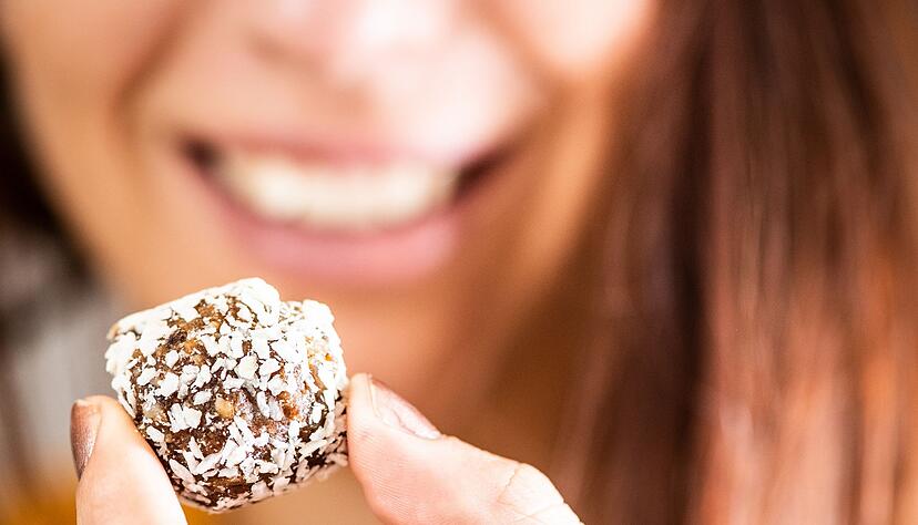 Süßer Snack gefällig? Aus Datteln, Nüssen und Kokosraspeln sind rasch Energyballs hergestellt. Auch sie finden in einer rohköstlichen Ernährung Platz.