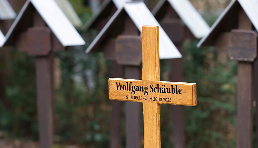 Ein schlichtes Holzkreuz zierte bislang das Grab von Sch&auml;uble.