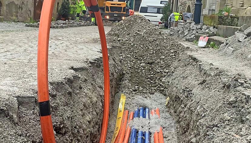 In Neudenau werden derzeit in der Altstadt Glasfaser-Kabel verlegt. Damit sind Bandbreiten im Giga-Bereich von 1000 MBit/s und mehr m&ouml;glich.
Foto: Frank Wittmer