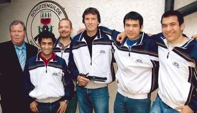 G&uuml;nter W&uuml;stemeyer pr&auml;sentiert f&uuml;nf der sechs Waldenburger Neuzug&auml;nge: Abdullah Ustaoglu, Markus Barth, Andreas Reger sowie die Zwillinge Michael und Andreas Heise (von links). Der russische Topsch&uuml;tze Vladimir Isakov fehlt.Foto: Andreas Eberle