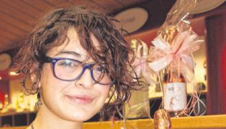 Eileen Aiello mit einem Sekt aus der "Will’s-Serie" im Weinhaus Willsbach. Eileen Aiello mit einem Sekt aus der "Will’s-Serie" im Weinhaus Willsbach.