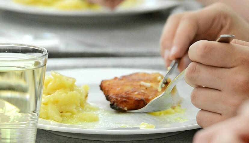 Schulessen in der Mensa: Der Rechtsanspruch auf Ganztagsbetreuung von Grundschulkindern greift ab 2026 bundesweit. Dann m&uuml;ssen die Kommunen von Montag bis Freitag acht Stunden Bildung und Betreuung anbieten.