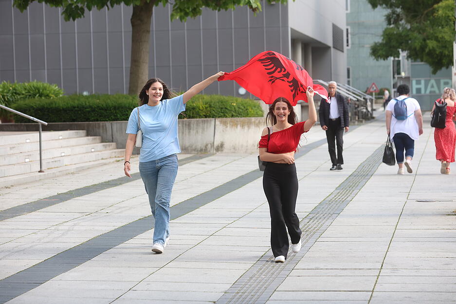 Die rot-schwarze Flagge war oft zu sehen.