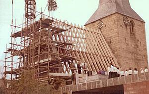 Ein weiteres Foto aus dem Archiv der Firma Schwarz: Richtfest beim Umbau der evangelischen Kirche am 17. September 1976.
