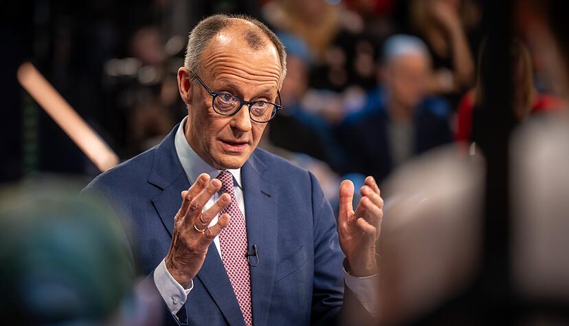 13.02.2025, Berlin: Friedrich Merz, Kanzlerkandidat und Vorsitzender der CDU, spricht in der ZDF-Sendung «Klartext». Bürgerinnen und Bürger haben in der Sendung die Gelegenheit den Kanzlerkandidaten ihre Fragen zu stellen. Foto: Michael Kappeler/dpa-Pool/dpa +++ dpa-Bildfunk +++ 13.02.2025, Berlin: Friedrich Merz, Kanzlerkandidat und Vorsitzender der CDU, spricht in der ZDF-Sendung «Klartext». Bürgerinnen und Bürger haben in der Sendung die Gelegenheit den Kanzlerkandidaten ihre Fragen zu stellen. Foto: Michael Kappeler/dpa-Pool/dpa +++ dpa-Bildfunk +++