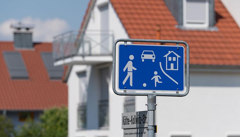 Verkehrsberuhigter Bereich:&nbsp;Fahrzeugf&uuml;hrende m&uuml;ssen ganz besonders auf die hier gleich berechtigten Fu&szlig;g&auml;nger aufpassen.