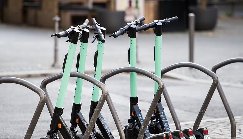 Elektroroller in Fußgängerzonen bleiben umstritten – Städte setzen zunehmend auf Einschränkungen. Elektroroller in Fußgängerzonen bleiben umstritten – Städte setzen zunehmend auf Einschränkungen.