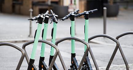 Die Fahrzeuge von Anbietern wie Bolt und Lime lassen sich per Smartphone-App anmieten. (Symbolbild) Die Fahrzeuge von Anbietern wie Bolt und Lime lassen sich per Smartphone-App anmieten. (Symbolbild)