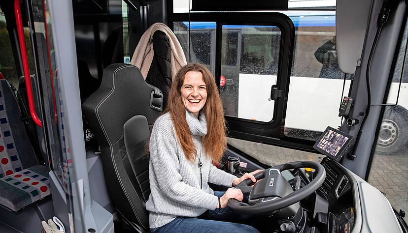 Verena Binder ist stolz auf den ersten Bus, den sie als Unternehmerin gekauft hat. Er hat das Kennzeichen KÜN-JA 842, denn ihre beiden Kinder sind jeweils um 8.42 Uhr auf die Welt gekommen.